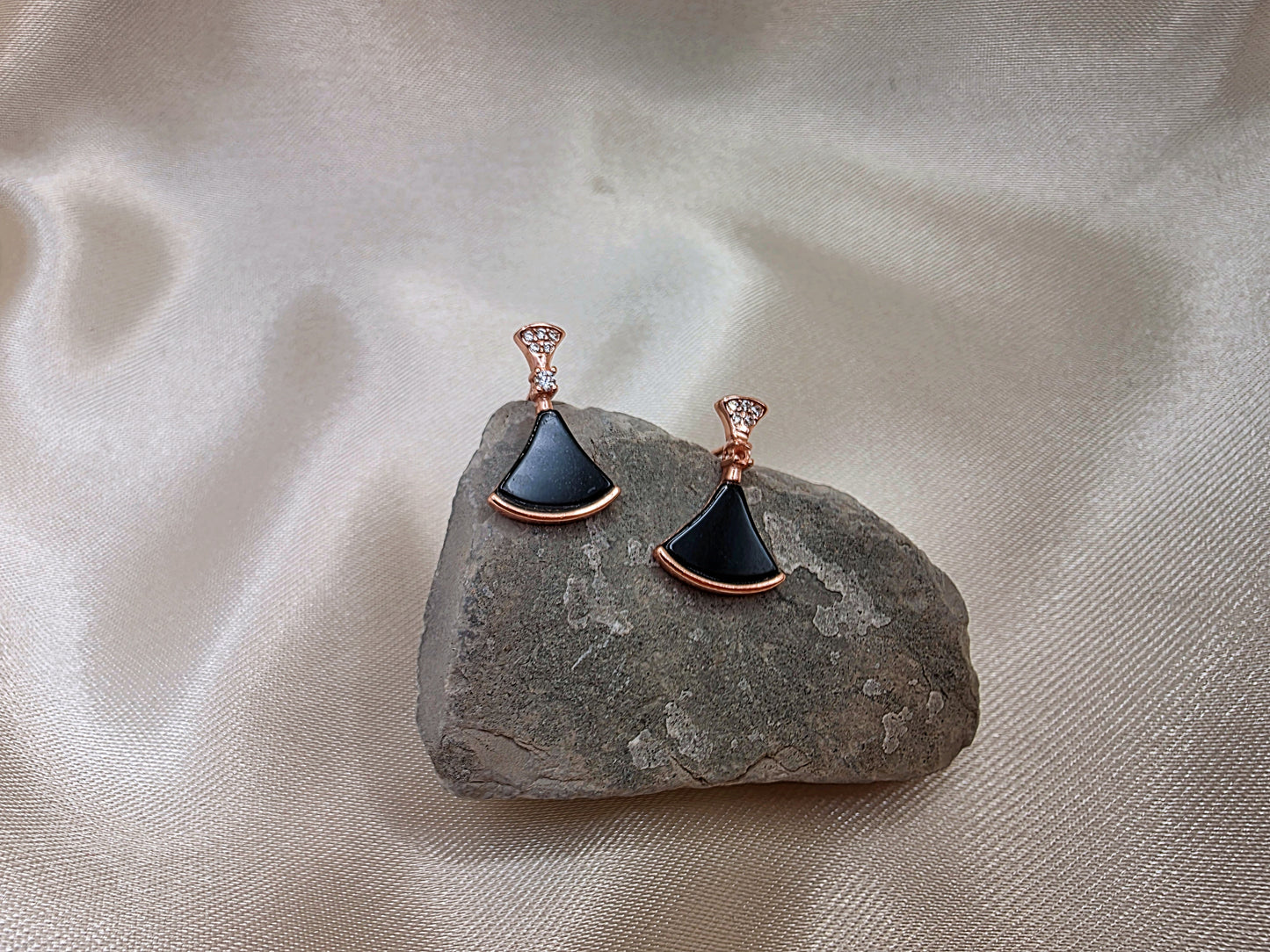 Fan-Shaped Black & Rose Gold Jewelry Set - Necklace & Earrings  Modern Elegance